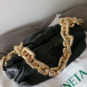 STYLE LIKE Bottega Veneta chain pouch .